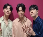 Kompak Kenakan Kemeja Motif Garis-Garis