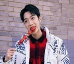 Imutnya Lai Kuan Lin Saat Ngemil Tanghulu