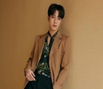 Lai Kuan Lin Elegan Dengan Kacamata
