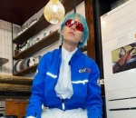 Nyentrik Dengan Serba Biru