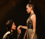 Pose Romantis Bikin Baper 