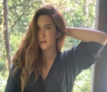 Tampil <i>Stunning</i> Bak Model