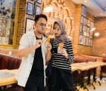 Kompakan <i>Style</i> Bareng Sang Tunangan 