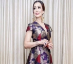 Anggun Dengan <i>Dress</i>