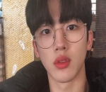 Menggemaskan Dengan Kacamata 