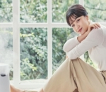 Pamerkan Senyum Tipis Memikat 