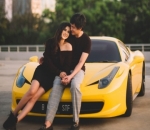 Bersandar di Depan Mobil