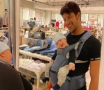 Telaten Banget Momong Anak Saat Istri Belanja