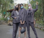 Tampil Kompak Dengan Blazer Abu-Abu