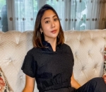 <i>Catchy</i> Dengan Busana Hitam