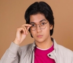 <i>Charming</i> Dengan Kacamata