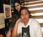 Pose Keren Di Tangga