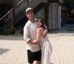 Saling Beri Pelukan Hangat