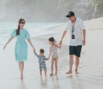 Bergandengan Saat Menyusuri Tepi Pantai