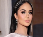 <i>Stunning</i> Di Usia Hampir Setengah Abad