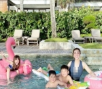 Seru-seruan di Kolam Renang Resort 