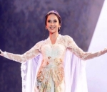 Anggun dengan Kebaya Putih di Panggung FFI 2022 