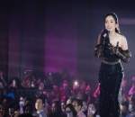 Anggun dengan Gaun Ulos di Medan