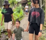 Antusias Lihat Koleksi Burung