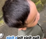 Berjalan Ceria Sambil Bernyanyi