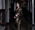 Elegan dengan Kebaya Hitam