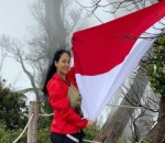 Kibarkan Bendera di Kawah Putih