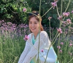 Berlatarkan Hamparan Bunga di Jeju