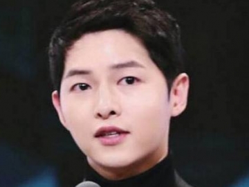 Song Joong Ki Buat Penulis Skenario Nangis di Korea Producer Award