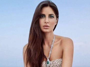 Tampil Cantik Bergaun Merah, Katrina Kaif Hadiri Hello Hall of Fame Awards 2017