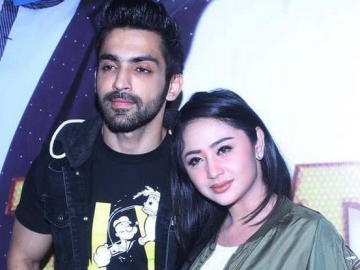 Terpesona, Dewi Persik Ingin Nikah dengan Pria India Ini?