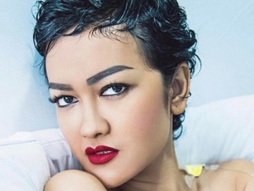 Pakai Jaket dan Masker Tertutup, Siapa Pria Misterius yang Jenguk Julia Perez?