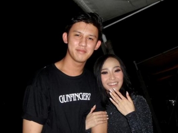 Pamer Kemesraan, Netizen Sindir Rini Wulandari Perebut Kekasih Orang