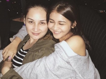 Keponakan Mona Ratuliu Cium Suami, Netizen: Gak Pantes