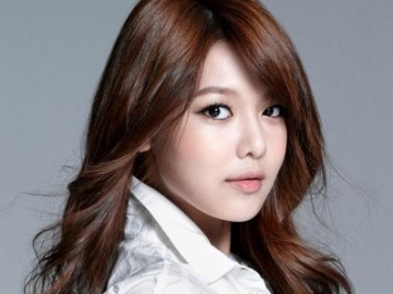 Terbang ke Bali, Aksesori Fashion Sooyoung 'SNSD' Ini Bikin Salah Fokus