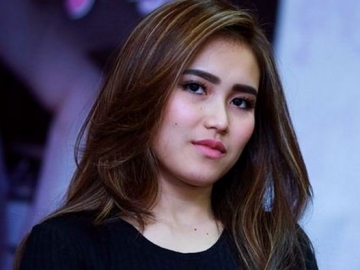 Ayu Ting Ting Sibuk Jualan, Netizen: Bajunya Kayak Daster