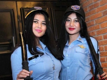 Bagian Dada Terlihat, Duo Serigala Dikecam Netizen