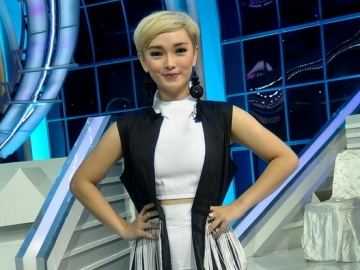 Zaskia Gotik Pamer Foto dengan Tembok Berkelok, Netizen: Diedit Dikit