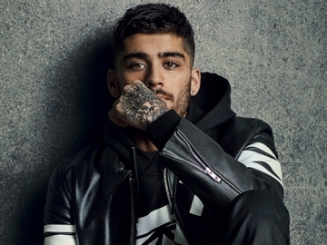 Kepergok Gunakan Kursi Roda, Zayn Malik Cedera? 