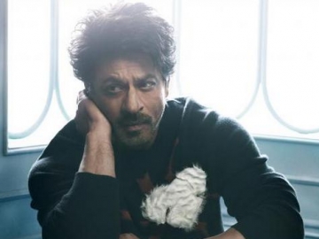 Pose Keren di Depan Akuarium Raksasa, Shahrukh Khan Malah Kena Photobomb