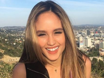 Ogah Jadi Pecandu Gadget, Cinta Laura Pilih Habiskan Waktu Mendaki Gunung