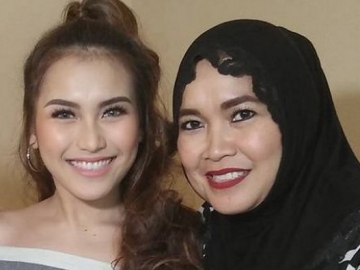 Ibu Ayu Ting Ting Diserang Haters, Netizen Salfok Riasan yang Berlebihan 