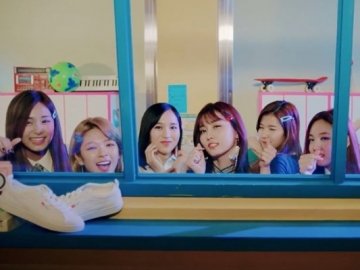 Makin Unik, Twice Goda Alien di Teaser Terbaru 'Signal'