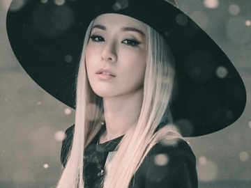  Intip Koleksi Sepatu Sneaker Sandara Park yang Bikin Gayanya Makin Maksimal