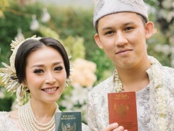 FOTO: Gelar Resepsi Kedua di Medan, Rini Wulandari-Jevin Duet Bareng