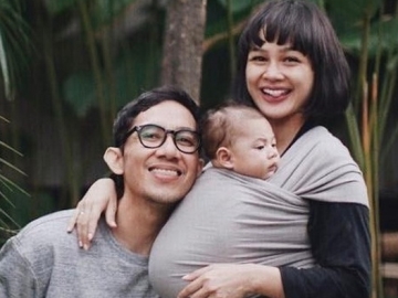FOTO: Tak Kehilangan Selera Fashion, Modisnya Andien Saat Gendong Baby Kawa