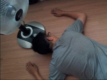 Kamu Anak Kos? Hati-hati, Ini 5 Bahaya Tidur Pakai Kipas Angin