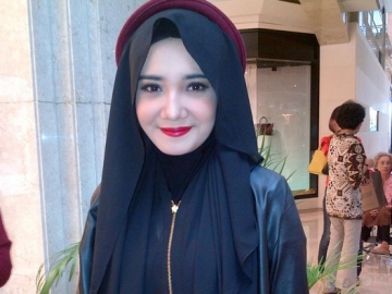 Pamer Gaya Sensual, Zaskia Sungkar Diprotes Netizen