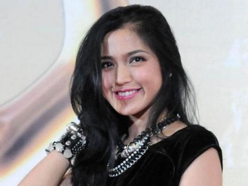 Jessica Iskandar Pamer Foto 'Cetar', Netizen Sindir Ayu Ting Ting