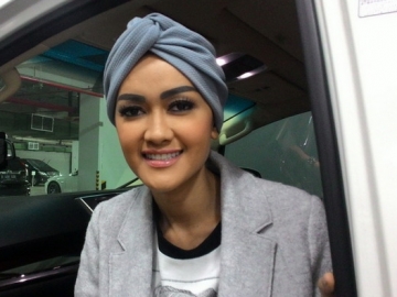 Hotman Paris Bawa Oleh-Oleh, Respon Jupe Sangat Mengejutkan