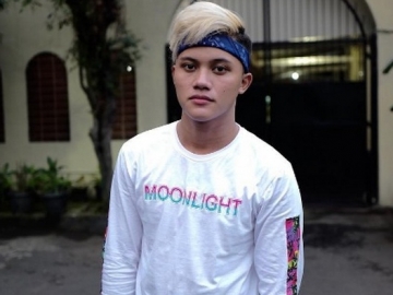 Gandeng Gadis Cantik, Pacar Baru Rizky Febian?